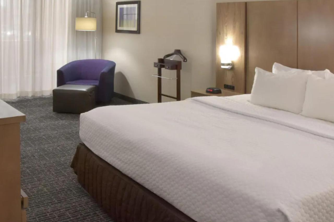 Crowne Plaza Cleveland Airport By Ihg Hotel Middleburg Heights Exterior foto