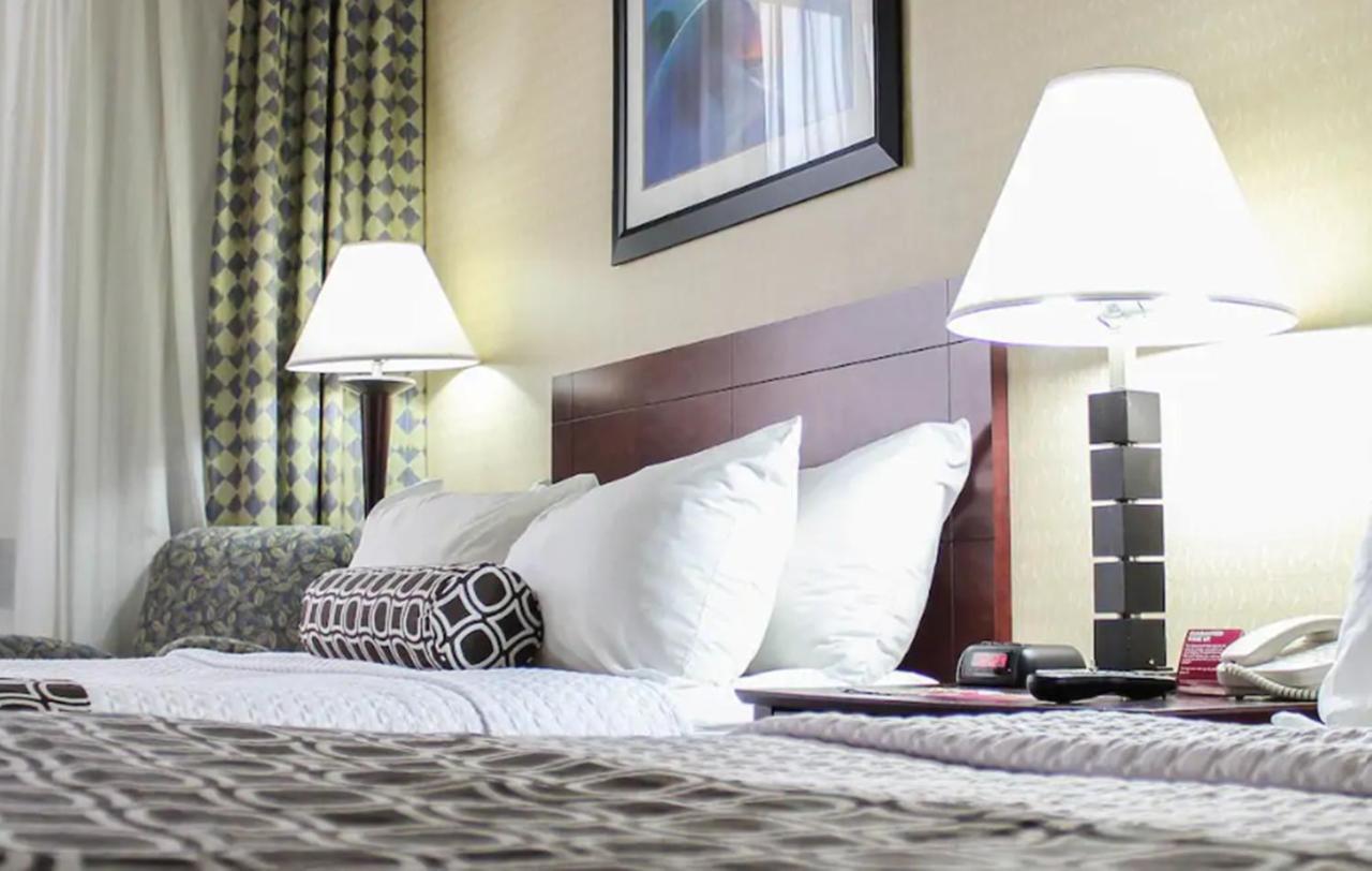 Crowne Plaza Cleveland Airport By Ihg Hotel Middleburg Heights Exterior foto